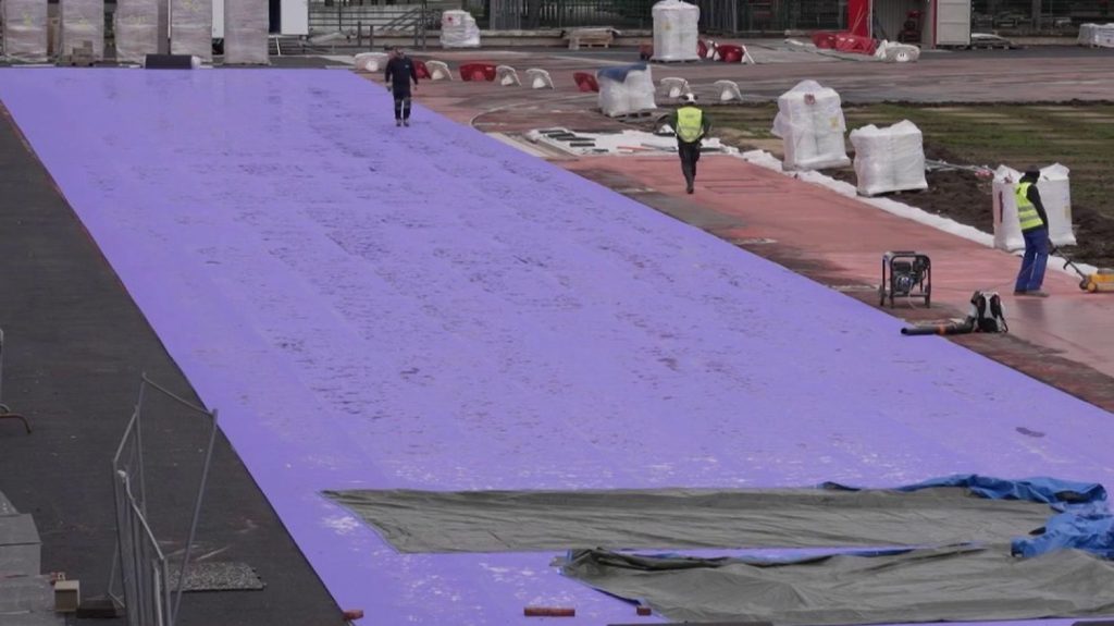 Paris 2024 : les secrets de fabrication de la piste d'athlétisme violette
          La piste d'athlétisme sera posée au mois d'avril 2024 au Stade de France (Seine-Saint-Denis). Le rouge brique de la piste a été abandonné au profit du violet. Explications.