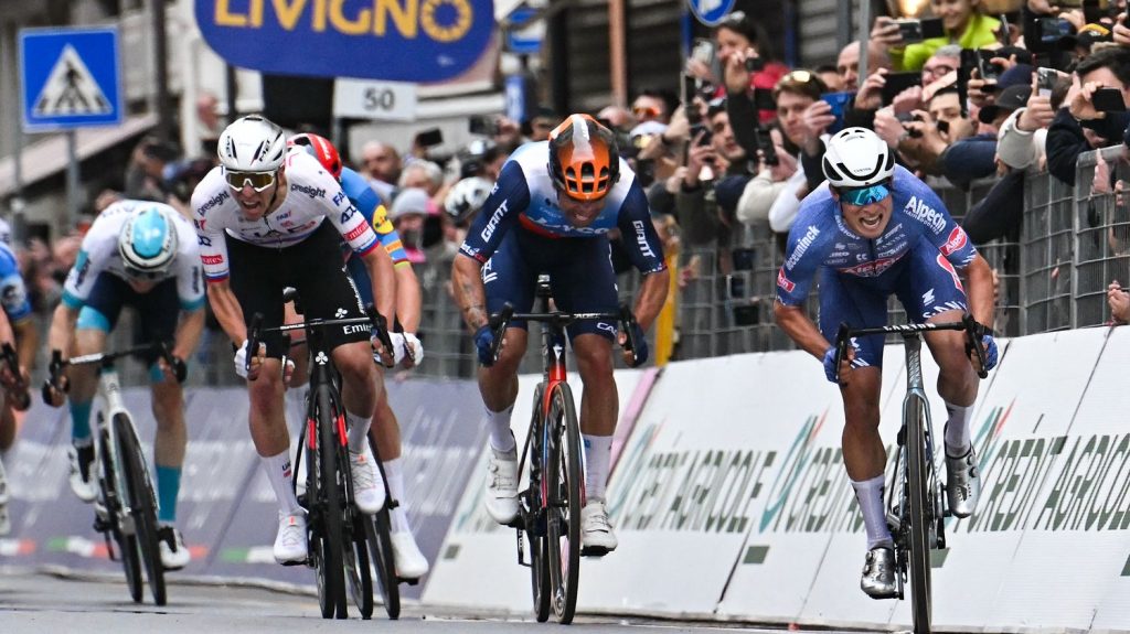 Milan-San Remo 2024 : Jasper Philipsen s'impose au sprint devant Michael Matthews... Revivez le premier Monument de la saison
          Le Belge Jasper Philipsen a remporté sa première grande classique, samedi, d'un boyau devant l'Australien Michael Matthews. Tadej Pogacar, offensif dans le Poggio, termine troisième.