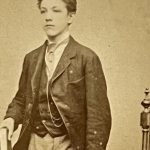Une photo inédite de Rimbaud ? Un expert cherche à convaincre
          Le collectionneur Serge Plantureux affirme que cette photographie du poète français aurait été prise en 1876 à Vienne.