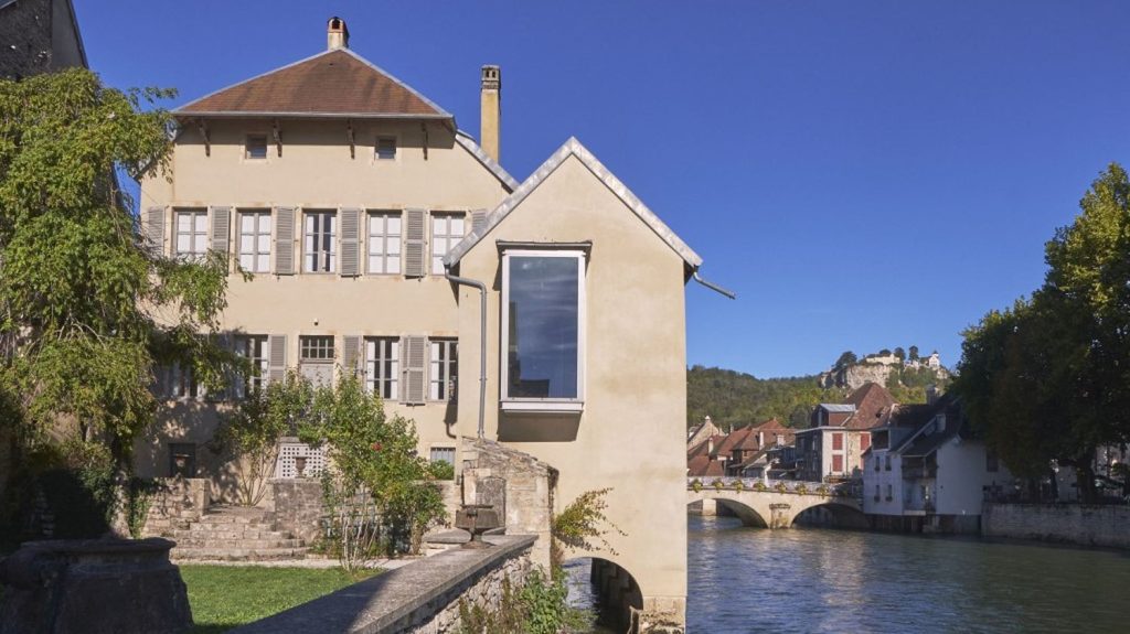 Le musée d'Ornans offre un parcours paysagé de Courbet à Monet où la nature triomphe
          Des prêts du Musée d'Orsay et du musée des Beaux-Arts Jules-Chéret de Nice enrichissent la collection d'œuvres du maître du réalisme et de ses contemporains.