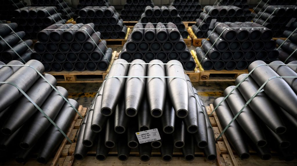 "Économie de guerre" : l'usine Eurenco de Bergerac va doubler sa production de poudre destinée aux munitions
          Le groupe français Eurenco, basé à Bergerac, en Dordogne, va produire plus d'un million de charges propulsives par an d'ici à 2025. De quoi permettre, à terme, de sortir 200 000 coups complets de canon par an.