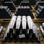 "Économie de guerre" : l'usine Eurenco de Bergerac va doubler sa production de poudre destinée aux munitions
          Le groupe français Eurenco, basé à Bergerac, en Dordogne, va produire plus d'un million de charges propulsives par an d'ici à 2025. De quoi permettre, à terme, de sortir 200 000 coups complets de canon par an.