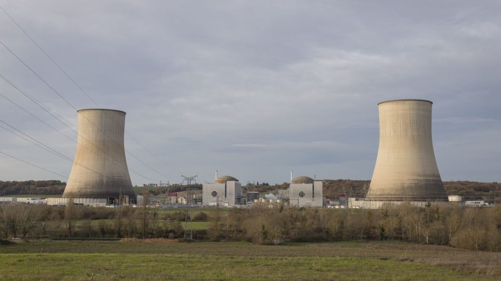 Dissuasion nucléaire : trois questions sur la relance de la filière de production de tritium en France
          Le ministère des Armées a annoncé lundi une "collaboration" avec EDF pour produire avec le CEA du tritium, "un gaz rare indispensable aux armes de la dissuasion".