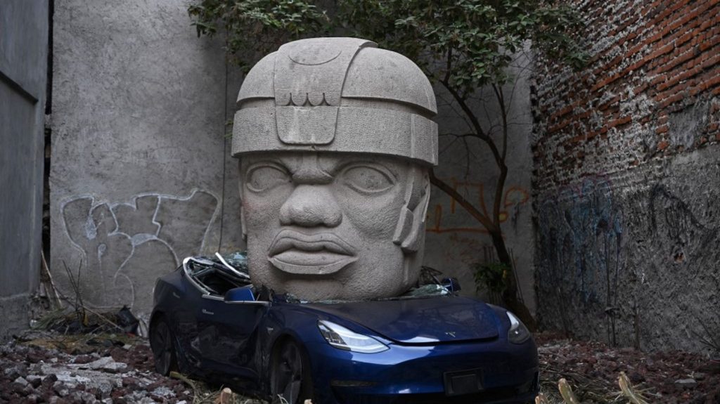 Un artiste mexicain écrase une voiture Tesla avec une sculpture monumentale pour provoquer Elon Musk
          Le sculpteur a déchargé avec une grue l'effigie de neuf tonnes sur une Tesla 3 de couleur bleue, un des modèles fabriqués par l'entreprise du multimillionnaire américain.