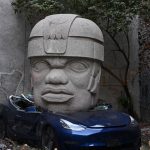 Un artiste mexicain écrase une voiture Tesla avec une sculpture monumentale pour provoquer Elon Musk
          Le sculpteur a déchargé avec une grue l'effigie de neuf tonnes sur une Tesla 3 de couleur bleue, un des modèles fabriqués par l'entreprise du multimillionnaire américain.