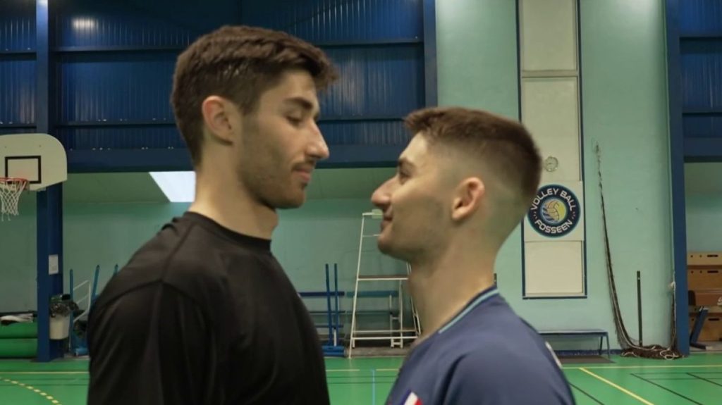 Jeux de Paris 2024 : duel fraternel pour une qualification à l’épreuve de badminton
          En badminton, les frères Popov ont des rêves olympiques. Or, un seul des deux pourra se qualifier pour représenter la France à Paris cet été. Reportage.