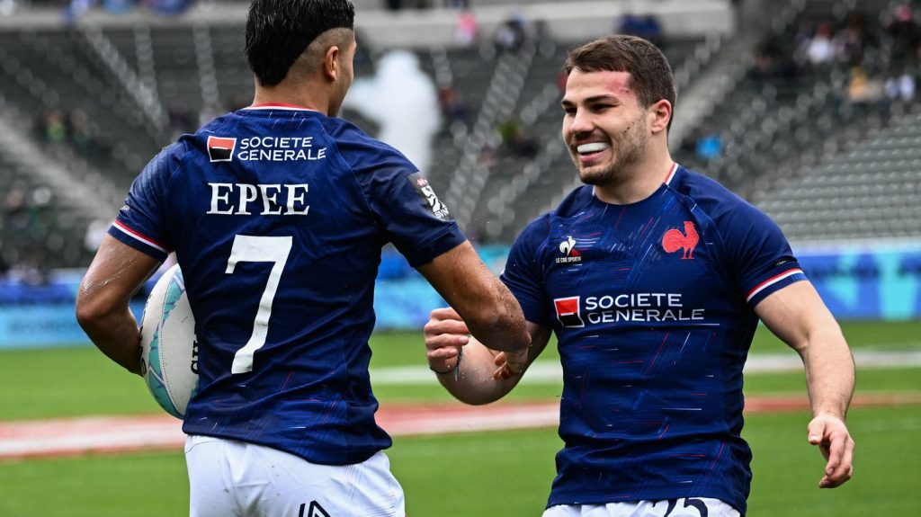 Vidéo



  

  
  

      

  

  
    Rugby à 7 : la France d'Antoine Dupont qualifiée pour les quarts à Los Angeles après sa victoire contre la Grande-Bretagne
          Les Bleus du 7 ont entamé leur deuxième journée du tournoi de Los Angeles par une victoire étriquée (19-12) sur la Grande-Bretagne, samedi. Ils affronteront les Fidji dans la nuit avec la première place de leur groupe comme enjeu.