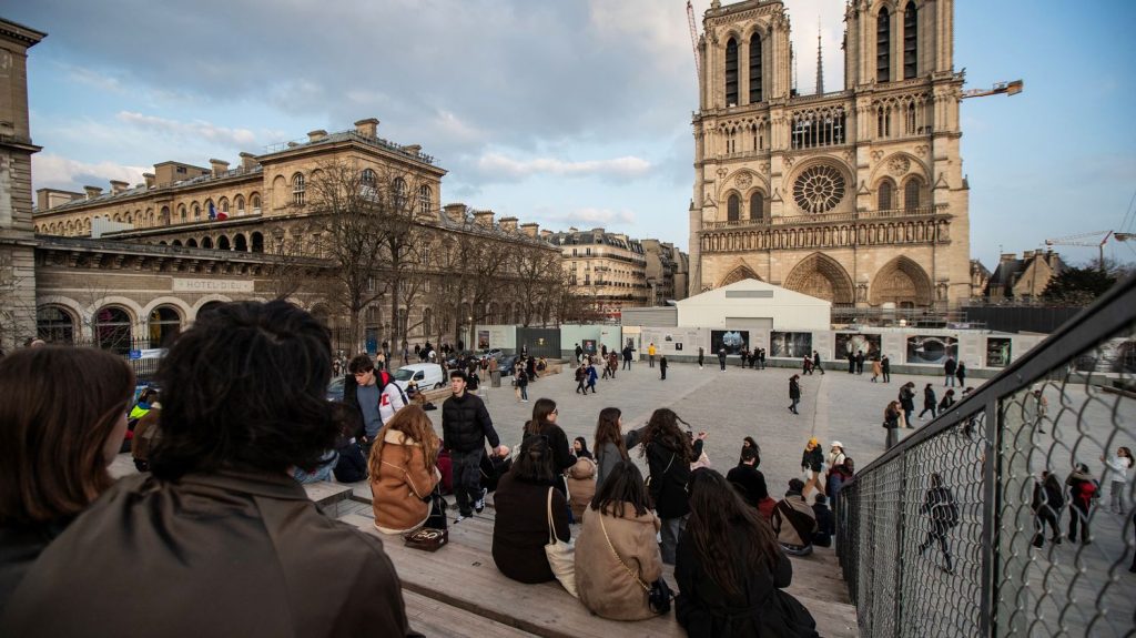 La cathédrale Notre-Dame de Paris a retrouvé la charpente de sa nef
          La charpente du chœur, elle aussi effondrée dans l'incendie de 2019, avait déjà été reconstruite en janvier.