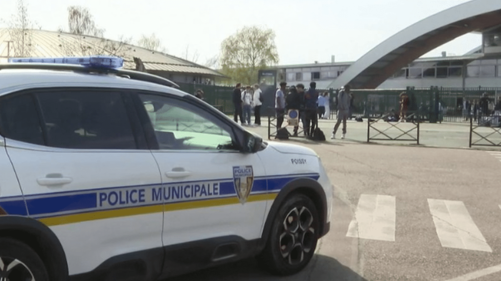 Menaces d'attentat : une reprise des cours sous haute sécurité dans les Hauts-de-France
          Alors que 122 établissements scolaires des Hauts-de-France ont été ciblés par des menaces d'attentat, les élèves se préparent à une rentrée sous haute sécurité, lundi 25 mars.
