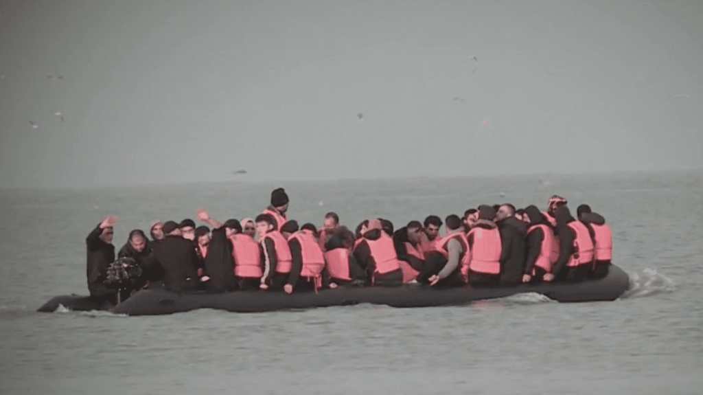 Migrants : comment les réseaux de passeurs s’organisent
          Les autorités européennes ont mis au jour un vaste réseau irako-syrien, impliqué dans de nombreuses traversées de la Manche. 19 personnes ont été interpellées. Une activité illégale bien rodée.