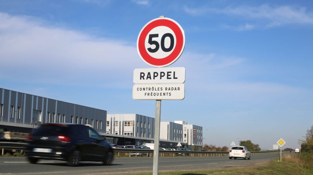 "Usine à fric", "contreproductif en matière de sécurité"... L'A7 limitée à 50km/h agace les élus et automobilistes
          Depuis la mise en place d'une voie réservée au covoiturage sur l'A7 entre Vienne et Lyon, la vitesse est abaissée à 50 km/h sur une portion, portant à quatre les restrictions de vitesse sur cette partie de l'autoroute. Une mesure incomprise par les usagers.