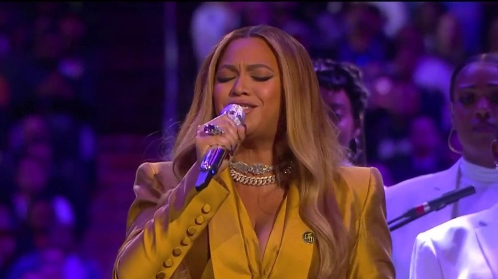 Musique : Beyoncé fait son retour avec la sortie d'un nouvel album country
          Beyoncé a publié un nouvel album intitulé "Cowboy Carter", vendredi 29 mars. La chanteuse a décidé d'orienter son album vers la country, un genre plutôt réservé aux artistes blancs.