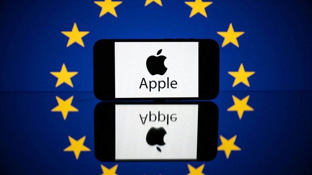 Musique en ligne : la Commission européenne sanctionne Apple pour non-respect des règles de la concurrence
          La marque à la pomme écope d’une amende de 1,8 milliard d’euros. Une sanction inédite infligée par Bruxelles, qui lui reproche d'avoir abusé de sa position dominante sur le marché de la musique en ligne.