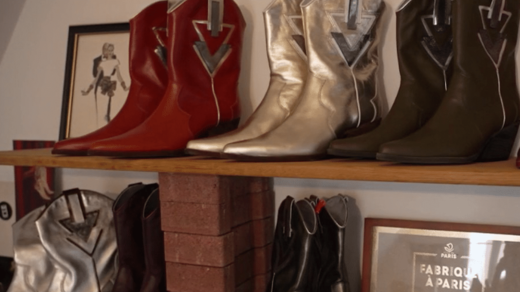 Mode : les santiags, des bottes de qualité qui font toujours des adeptes
          Apparues à la fin du XIXe siècle chez les cowboys, les santiags ont été popularisées par les westerns, mais aussi en France par les rockeurs comme Johnny Hallyday. Des bottes de qualité qui inspirent encore les créateurs.