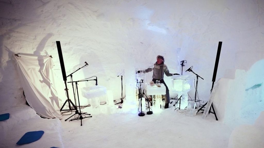 Norvège : il sculpte des instruments directement dans la glace
          Mardi 19 mars, les équipes du 13 Heures ont suivi un musicien qui taille ses instruments de musique dans les glaces norvégiennes.