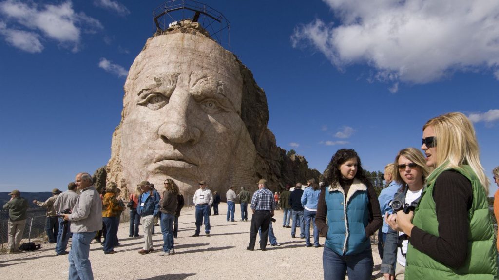 États-Unis : la statue du chef sioux Crazy Horse en cours d'édification depuis 1947
          Mort en 1877, il était l'un des grands chefs indiens à avoir lutté contre les colons blancs. Pour lui rendre hommage, ses descendants érigent une statue gigantesque depuis des décennies, dans le Dakota, à quelques kilomètres du mont Rushmore.