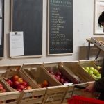 Supermarché collaboratif : le succès des commerces de proximité gérés par les consommateurs
          À Marseille, dans les Bouches-du-Rhône, un supermarché participatif a ouvert ses portes en 2023. Ce nouveau modèle offre des produits locaux, des petites marges et des prix bas, à condition pour les consommateurs, de donner de leur temps.