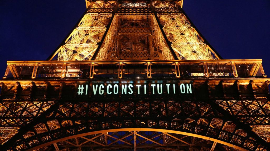 IVG : la tour Eiffel scintille et proclame "mon corps mon choix"
          Ce message a été affiché sur le monument parisien dès le vote, lundi soir, par le Congrès de l'inscription de l'IVG dans la Constitution.