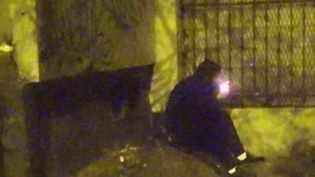 Vidéo



  

  
  

      

  

  
    Consommation et trafic de drogue : quand le crack empoisonne le quotidien des riverains parisiens
          À Paris, de nuit comme de jour, des toxicomanes accros au crack errent dans les rues du nord de la capitale. Les habitants les surnomment de "morts-vivants".
