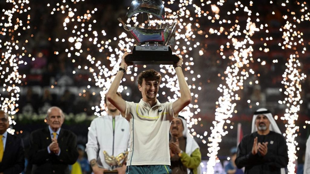 Tennis : Ugo Humbert remporte le tournoi de Dubaï et sera 14e mondial lundi
          Trois semaines après sa victoire à l’ATP de Marseille, le Français a confirmé, samedi, en s’offrant le tournoi de Dubaï. Il a dominé Alexander Bublik en finale.