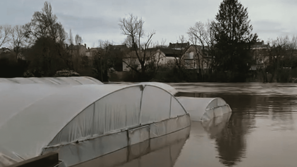 Inondations : six départements du Centre-Ouest placés en vigilance orange
          Six départements du Centre-Ouest sont en vigilance orange crue. Ce samedi 30 mars, des villages de la Vienne, de l’Indre et l’Indre-et-Loire ont été inondés et les habitants ont été évacués.
