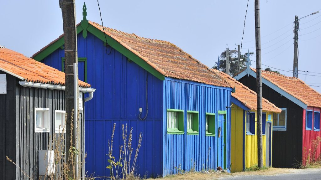 Airbnb condamné à verser 1,4 million d'euros à l'Île d'Oléron pour non-versement de la taxe de séjour
          La plateforme de location est notamment accusée de manquements relatifs au versement de la taxe de séjour sur le territoire de Charente-Maritime.