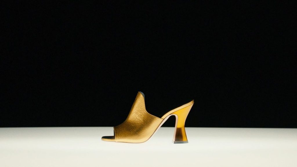 Le créateur de souliers Jean-Michel Cazabat, de retour en France après 30 ans aux États-Unis, lance son label couture
          Jean-Michel Cazabat a passé plus de trois décennies à New York à travailler auprès de grandes maisons, puis à façonner sa propre identité créative avant de lancer sa marque en 2000. Rencontre.