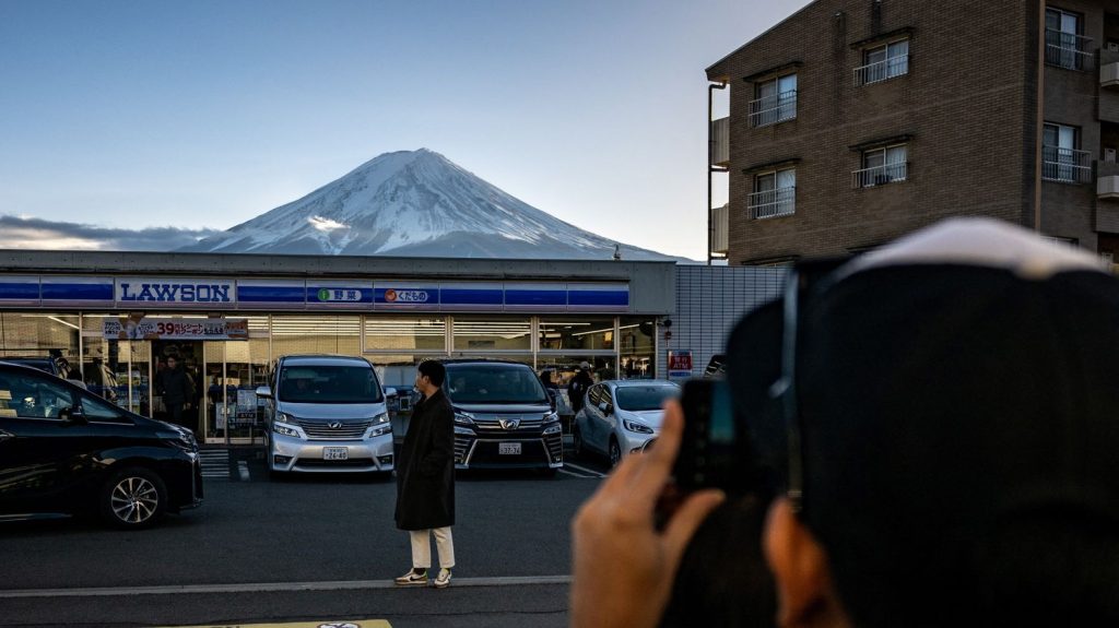 Au Japon les autorités veulent protéger le mont Fuji des "globe-instagrameurs"
          Les touristes, toujours plus nombreux au Japon, s'agglutinent tous au même endroit pour prendre en photo le célèbre volcan. La ville de Fujikawaguchiko a donc décidé d'installer une énorme barrière pour bloquer la vue sur le mont Fuji.