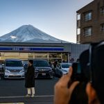 Au Japon les autorités veulent protéger le mont Fuji des "globe-instagrameurs"
          Les touristes, toujours plus nombreux au Japon, s'agglutinent tous au même endroit pour prendre en photo le célèbre volcan. La ville de Fujikawaguchiko a donc décidé d'installer une énorme barrière pour bloquer la vue sur le mont Fuji.