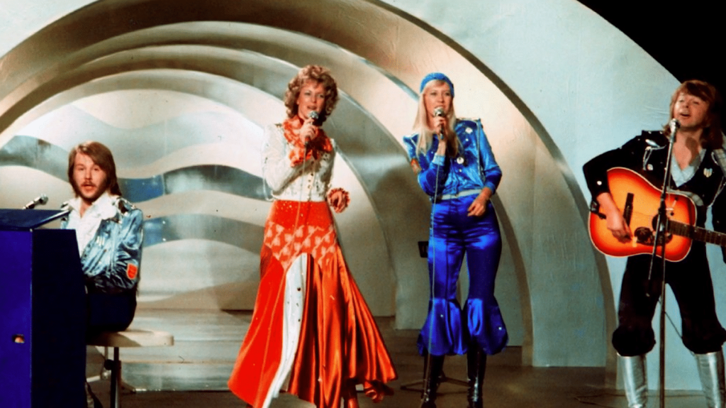 ABBA : les 50 ans de règne du groupe sur la pop
          Il y a 50 ans, le groupe ABBA remportait l’Eurovision avec son titre “Waterloo”. Depuis, les Suédois ont voyagé dans toutes les oreilles à travers le monde, 400 millions d’albums vendus et, encore aujourd’hui, un carton sur les plateformes.