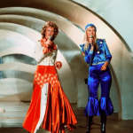ABBA : les 50 ans de règne du groupe sur la pop
          Il y a 50 ans, le groupe ABBA remportait l’Eurovision avec son titre “Waterloo”. Depuis, les Suédois ont voyagé dans toutes les oreilles à travers le monde, 400 millions d’albums vendus et, encore aujourd’hui, un carton sur les plateformes.