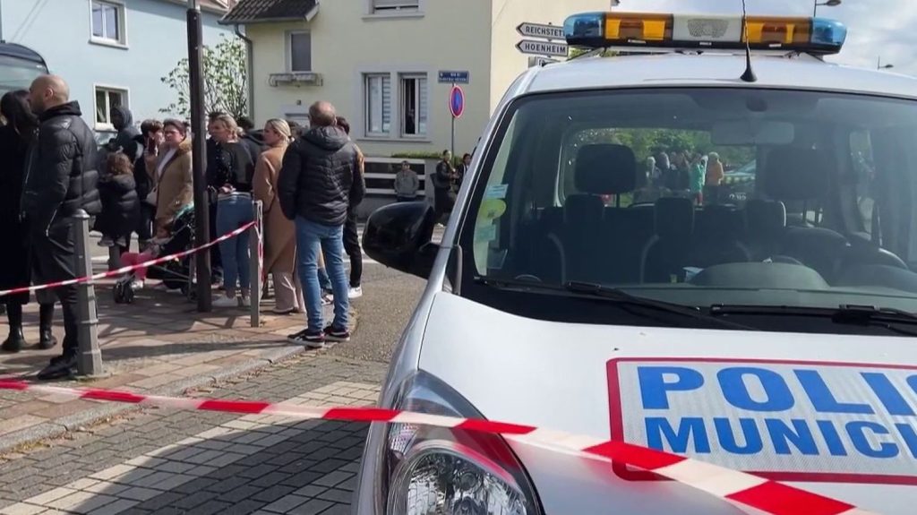 Bas-Rhin : deux fillettes agressées au couteau, l'assaillant interpellé
          Deux fillettes ont été agressées à Souffelweyersheim (Bas-Rhin) par un homme armé d'un couteau, jeudi 18 avril. Interpellé, l'assaillant a déjà effectué plusieurs séjours en hôpital psychiatrique.