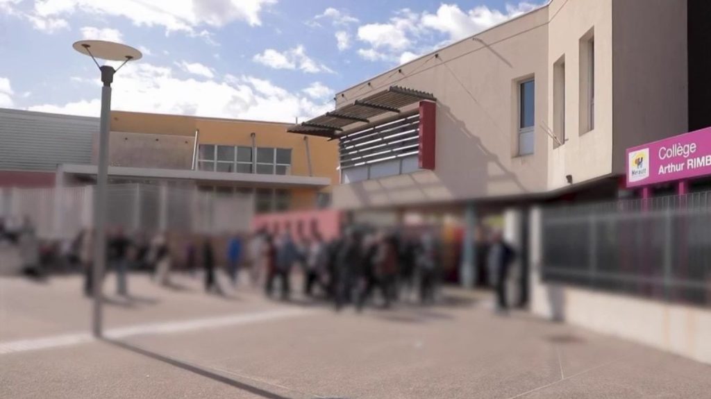 Montpellier : une élève agressée devant un collège
          À Montpellier, dans l'Hérault, une élève de 14 ans a été rouée de coups par plusieurs jeunes devant un collège. Mercredi 3 avril, sa mère et d'autres parents d'élèves ont organisé une chaîne humaine devant l'établissement scolaire.