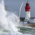 Le Finistère placé en vigilance orange pour des risques de "vagues-submersion" lundi, annonce Météo-France
          L'alerte émise dimanche après-midi est valable à partir de 16 heures lundi dans ce département breton.