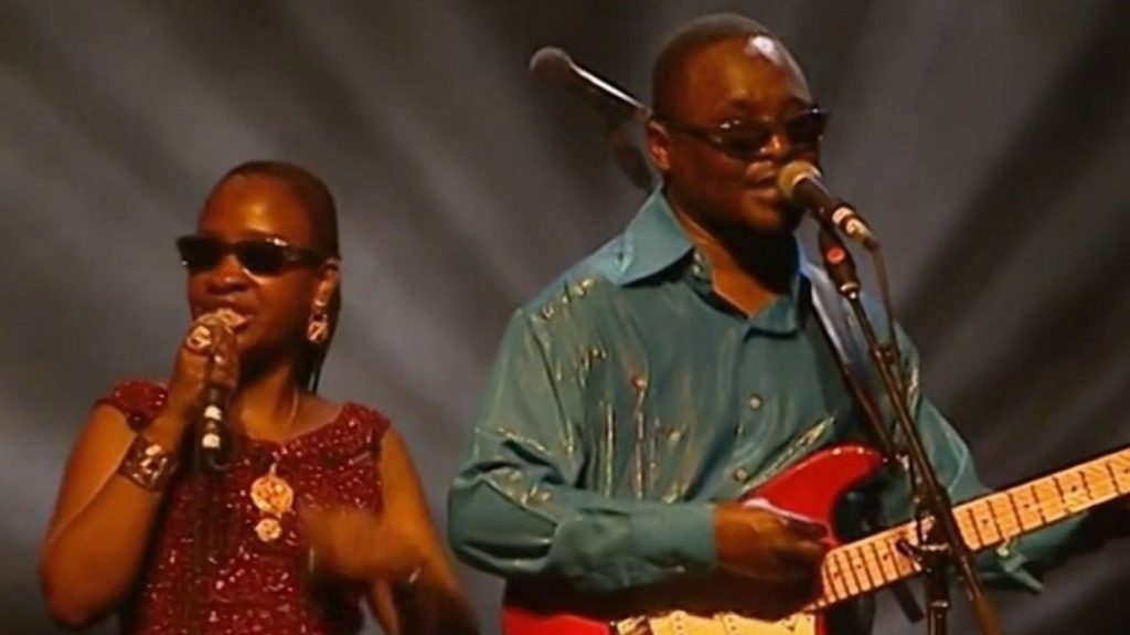 Mali : Amadou et Mariam, bientôt 50 ans d'amour et de musique
          Les chanteurs Amadou et Mariam se sont rencontrés dans l'Institut pour jeunes aveugles de Bamako, au Mali. Mariés depuis 1980, ils connaissent un succès mondial.