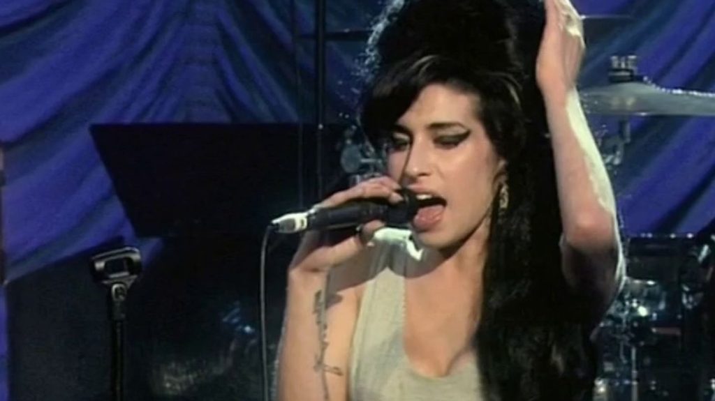 Musique : Amy Winehouse, une étoile du rock éteinte trop tôt
          Torturée et talentueuse, l'histoire d'Amy Winehouse a été adaptée pour le cinéma. Le film "Back to Black", en salle mercredi 24 avril, revient sur sa carrière fulgurante.