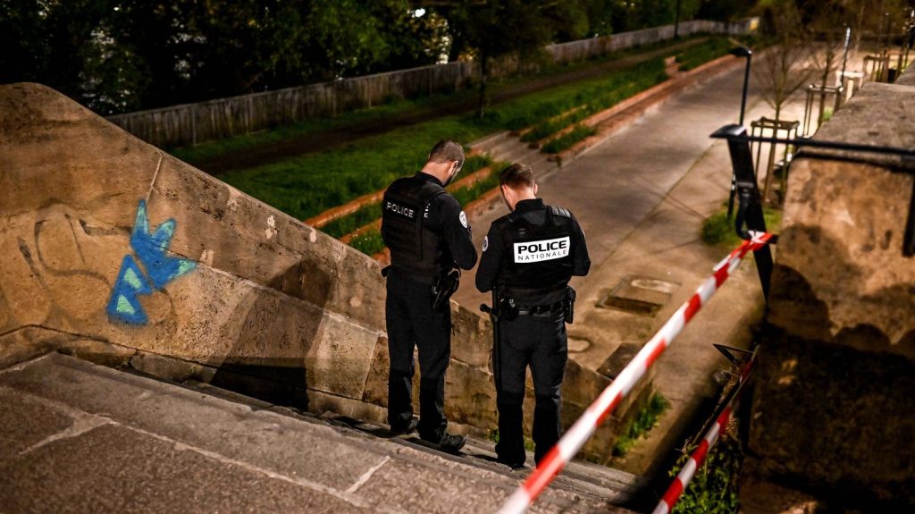 Attaque au couteau à Bordeaux : ce que l'on sait de l'agression qui a fait un mort et un blessé grave
          Les forces de l'ordre ont abattu un suspect. La piste terroriste est écartée à ce stade de l'enquête.