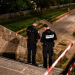 Attaque au couteau à Bordeaux : ce que l'on sait de l'agression qui a fait un mort et un blessé grave
          Les forces de l'ordre ont abattu un suspect. La piste terroriste est écartée à ce stade de l'enquête.
