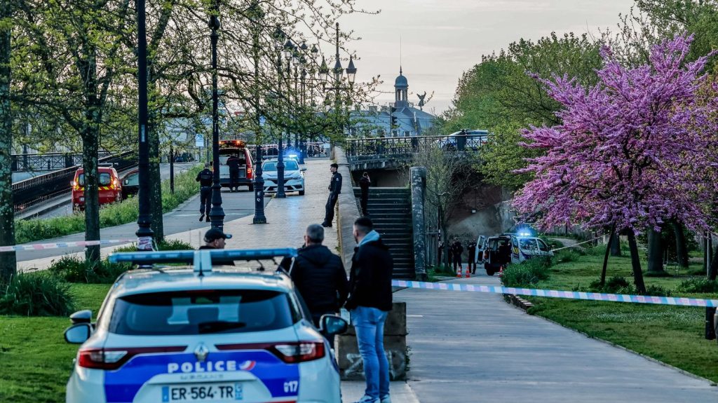 Un mort et un blessé grave dans une attaque au couteau à Bordeaux, l'assaillant tué par la police
          Les faits se sont produits en début de soirée sur les quais de la Garonne. Selon une source proche de l'enquête, la piste terroriste est écartée.