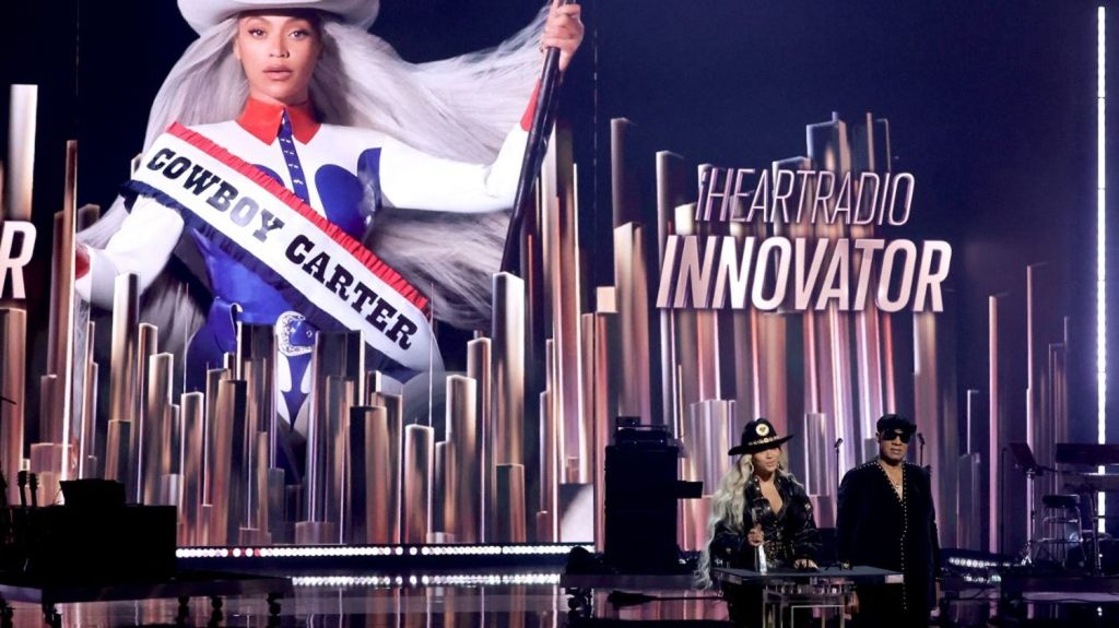 "Cowboy Carter", l'album country de Beyoncé, en tête des classements de ventes américains
          "Queen Bey" établit un nouveau record en devenant la première femme noire à être au sommet du classement "country" réalisé par la revue spécialisée "Billboard".
