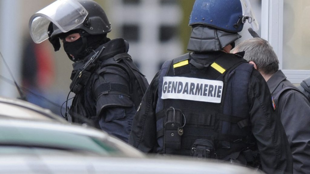 Une agence bancaire braquée près de Montpellier, l'homme armé tué par un gendarme
          Un homme de 47 ans a été abattu par un gendarme après qu'il a tenté de braquer une banque et ouvert le feu sur les forces de l'ordre.
