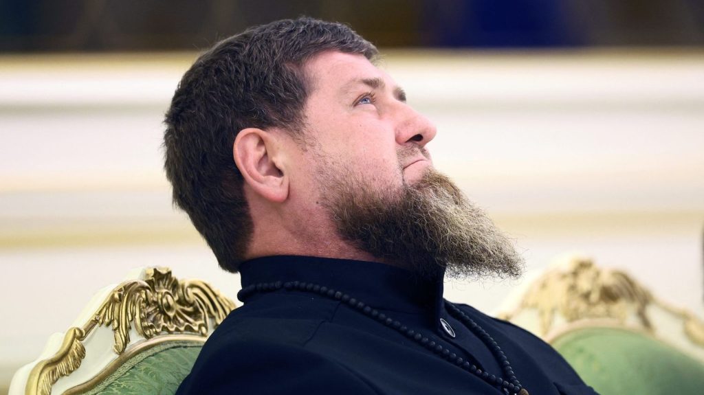 Tchétchénie : la musique aussi a le droit à sa censure
          Le régime autoritaire de Ramzan Kadyrov en Tchétchénie vient d'inventer un nouveau type de censure, en limitant le tempo des musiques autorisées. Il sera désormais interdit d'écouter des œuvres dont le rythme ne se situe pas entre 80 et 116 battements par minute.