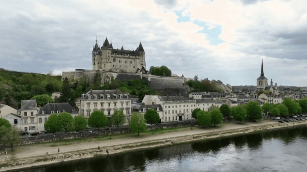 Patrimoine : le château de Saumur, un palais médiéval au bord de la Loire
          Le château de Saumur est une ancienne forteresse qui domine et se reflète dans la Loire. Il abrite deux musées et un escalier à double révolution, comme celui que l'on trouve à Chambord.