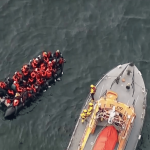 Manche : cinq migrants se noient en tentant de rallier le Royaume-Uni
          Cinq migrants se sont noyés, mardi 23 avril, dont une petite fille de 7 ans en tentant de traverser la Manche. Leur embarcation a heurté un banc de sable puis a tenté de reprendre la mer.
