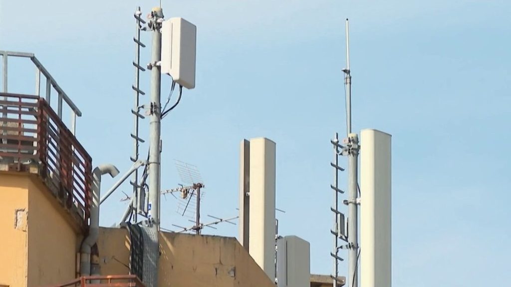5G : le déploiement des antennes-relais suscite la controverse
          Alors que la 5G se déploie massivement en France, l’implantation des antennes-relais en plein cœur des villes crée la polémique chez les riverains.