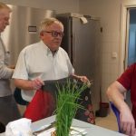 En Alsace, des cours de cuisine pour les hommes seniors inversent la vapeur
          Lundi 8 avril, le 13 Heures vous fait découvrir les ateliers cuisine de Chantal, une Alsacienne qui s'est lancé le défi de mettre les hommes de sa génération aux fourneaux.