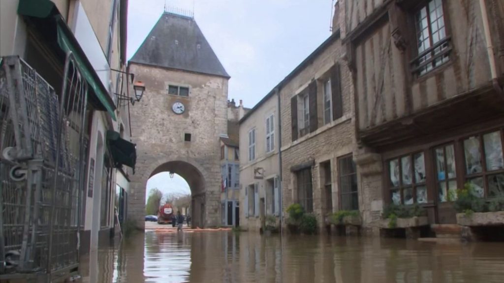 Inondations : une crue exceptionnelle dans l'Yonne
          Dans l'Yonne, la crue de la rivière du Serein a progressé vers Chablis, où le niveau de l'eau a quasiment doublé dans la journée du mardi 2 avril. La ville voisine de Noyers, où le pic a été atteint, avait déjà été inondée lors d'une crue exceptionnelle il y a à peine un mois.