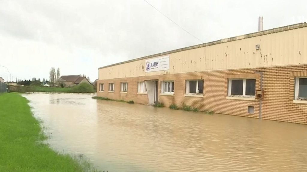 Vidéo



  

  
  

      

  

  
    Inondations en Bourgogne : dans l'Yonne, les sinistrés des crues tentent de sauver ce qu'ils peuvent
          L'onde de crue se propage toujours dans le département de l'Yonne, mercredi 3 avril.