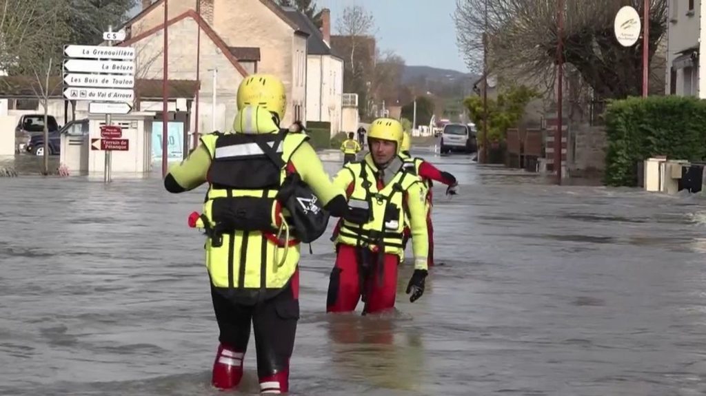 Inondations en Saône-et-Loire : un village encerclé par les eaux
          En Saône-et-Loire, plusieurs communes sont touchées par des crues, mardi 2 avril. Le village de Rigny-sur-Arroux n'est presque plus accessible.
