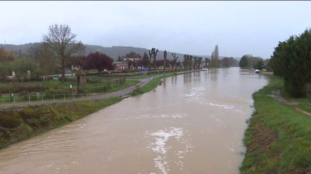 Inondations dans l'Yonne : la vigilance rouge est maintenue
          Dans l'Yonne, les communes de Tonnerre et de Chablis ont été touchées par d'importantes crues. Celles-ci se poursuivent, mercredi 3 avril.